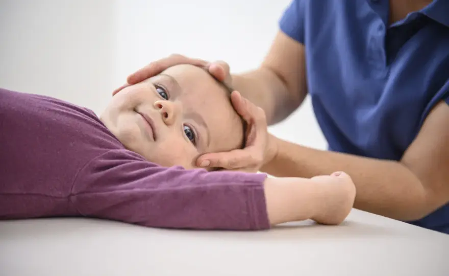 Osteopathie Kleinkind - Sinnvoll? Kosten & Grenzen erklärt