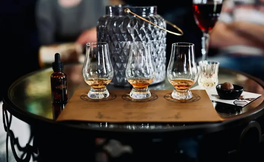 Metoda Tulipana: Jak Degustować Whisky i Wyczuć Torf, Dym, Wanilię
