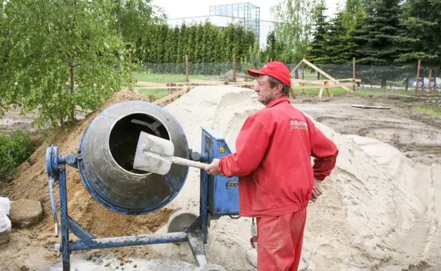 Piasek czy żwir do wylewki? Wybierz mądrze dla trwałej podłogi