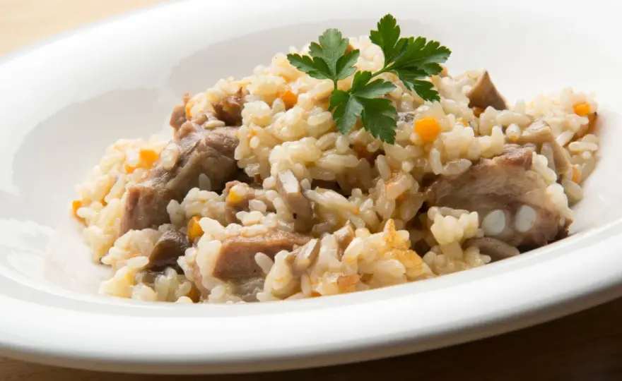 Arroz con champiñones meloso y lleno de sabor