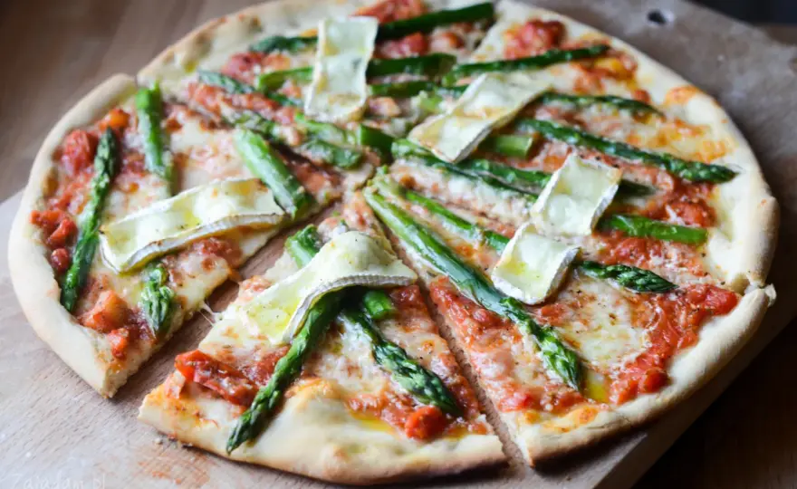 Pizza ze szparagami - Przepis na idealnie chrupiący spód!