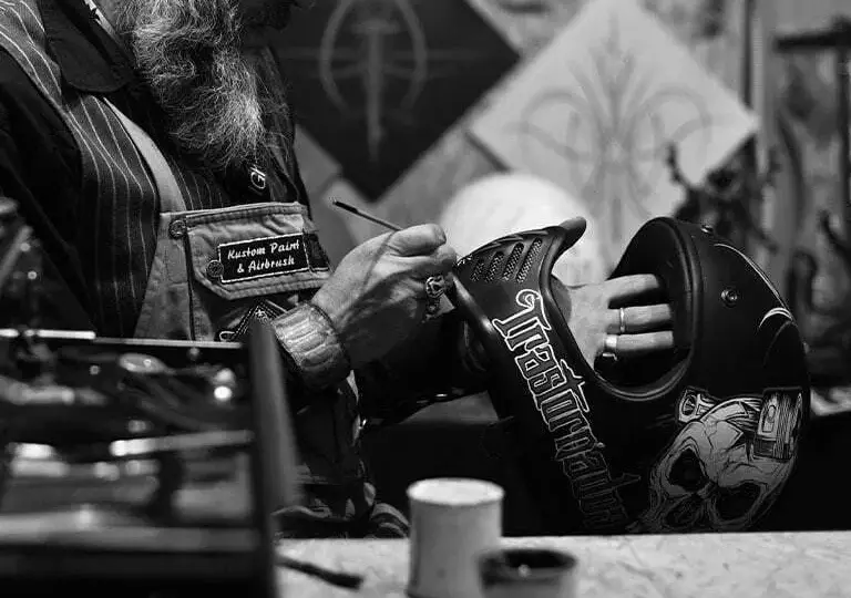 Jak pomalować kask motocyklowy? Poradnik DIY, bezpieczeństwo, koszty