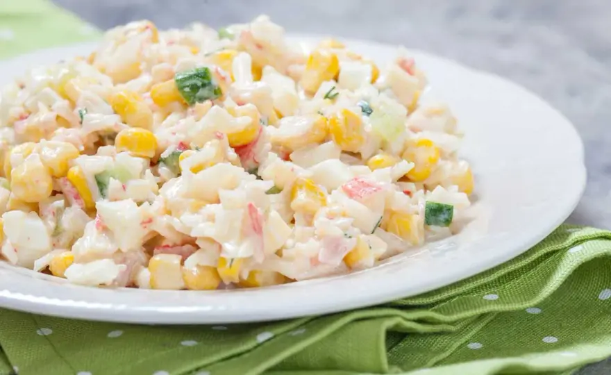Ensalada de arroz con mayonesa, fácil, fresca y muy versátil