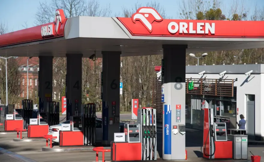 Ile zarabia pracownik Orlenu? Zaskakujące różnice w wynagrodzeniach
