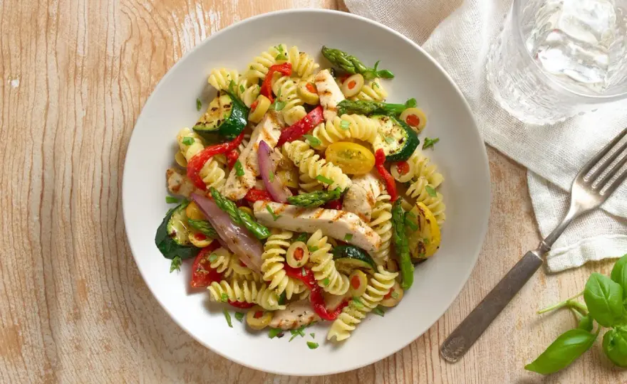 Ensalada de pasta completa y fresca con verduras y legumbres