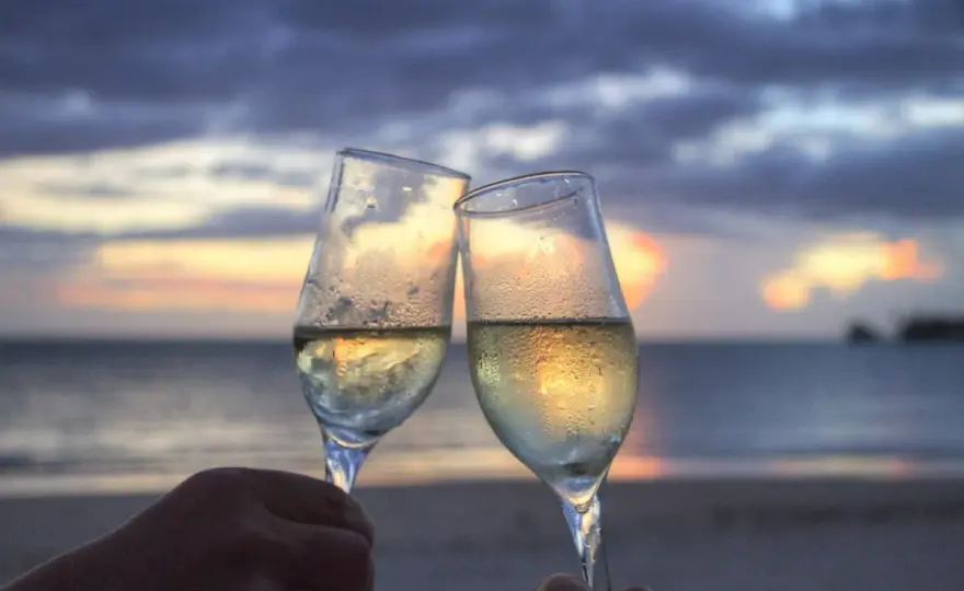 Ile alkoholu można przewieźć w bagażu rejestrowanym? Oto zasady