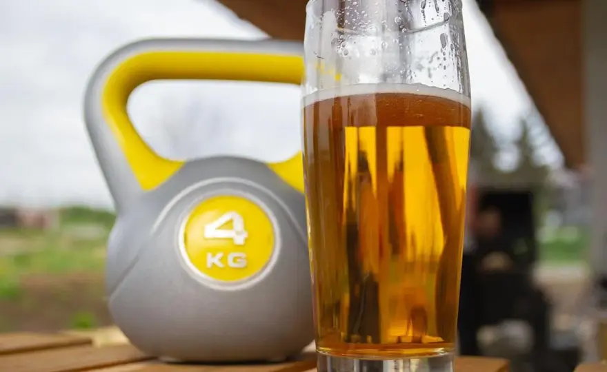 Czy biorąc kreatynę można pić alkohol? Unikaj negatywnych skutków