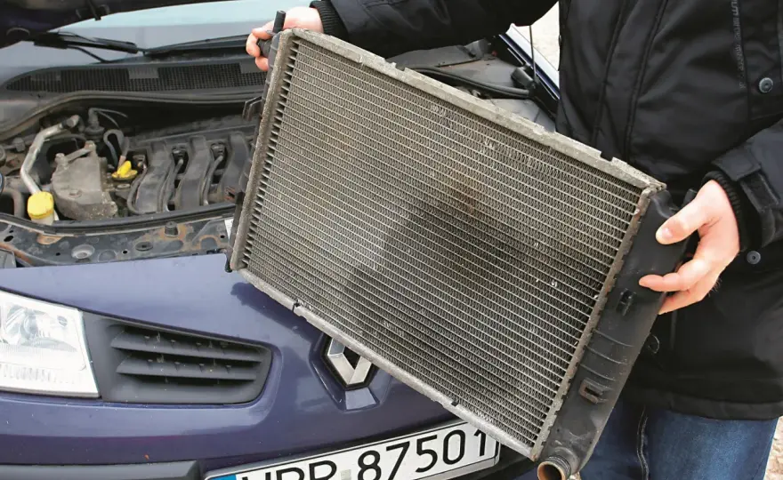 Niedrożna chłodnica objawy – jak rozpoznać problemy z silnikiem