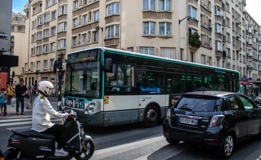 CDG do Paryża - Jak dojechać? RER, taxi, autobus – Poradnik
