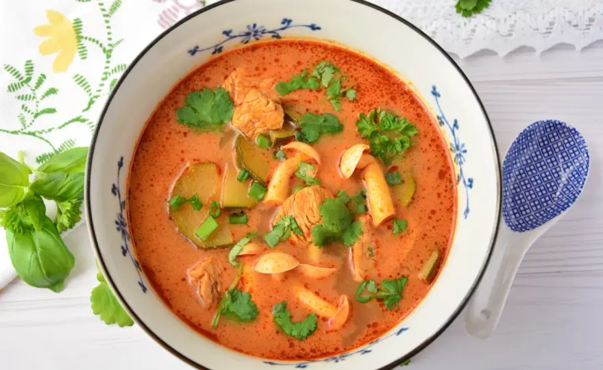 Tajska zupa z kurczakiem - Jak zrobić idealną tom yum w domu?
