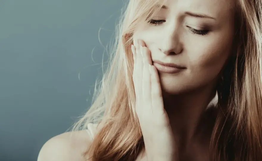 Co zrobić na spuchnięte dziąsło? Skuteczne domowe sposoby na ulgę