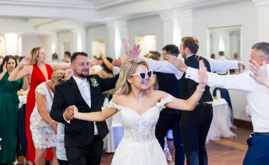 Ile kosztuje fotograf i kamerzysta na wesele? Ceny, które zaskoczą