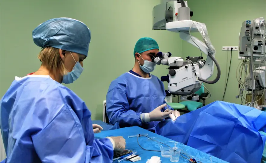 Jak postępować po operacji zaćmy, aby uniknąć powikłań i bólu