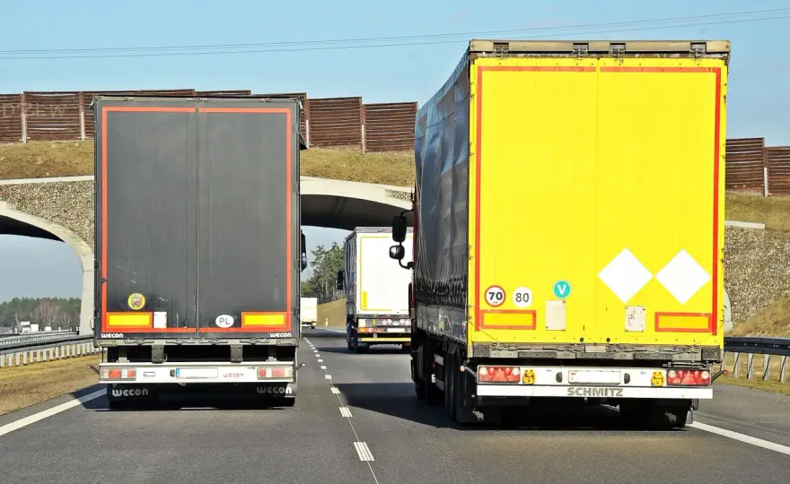 Limity prędkości dla ciężarówek (>3,5t) w Polsce: uniknij mandatu!