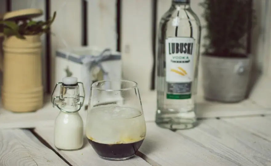 Jaka wódka do Cosmopolitan i White Russian? Wybierz idealną!