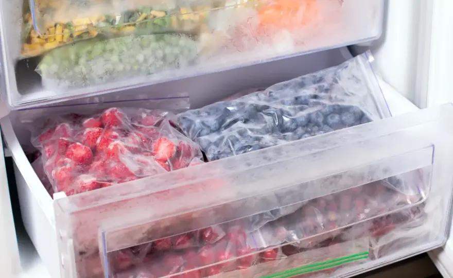 Czego nie można mrozić? Produkty, które tracą smak i strukturę