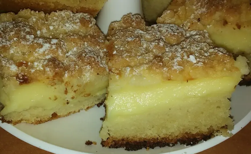 Ciasto drożdżowe z budyniem i kruszonką - jak upiec je idealnie