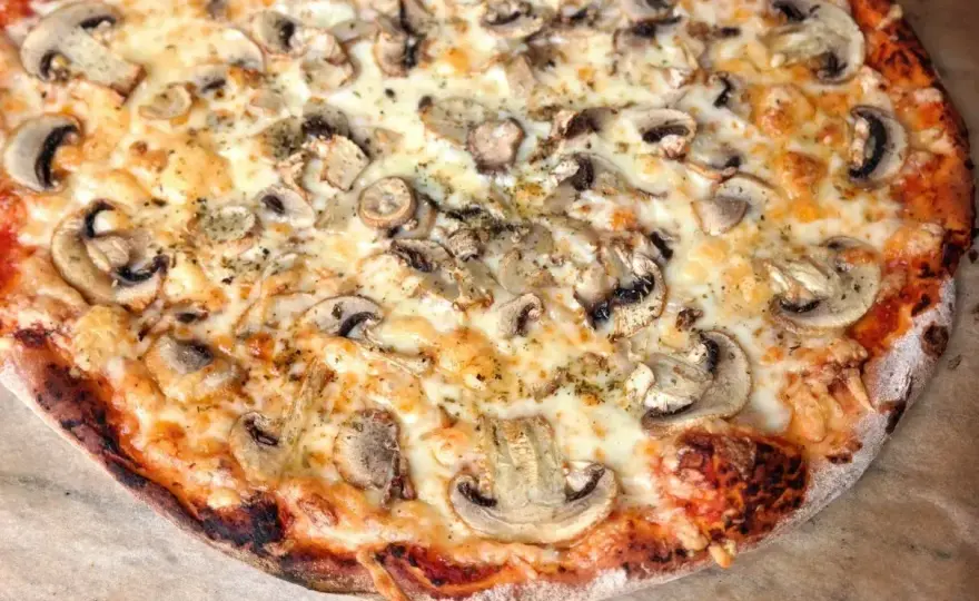 Pizza capricciosa - klasyczny przepis i triki na chrupiący spód