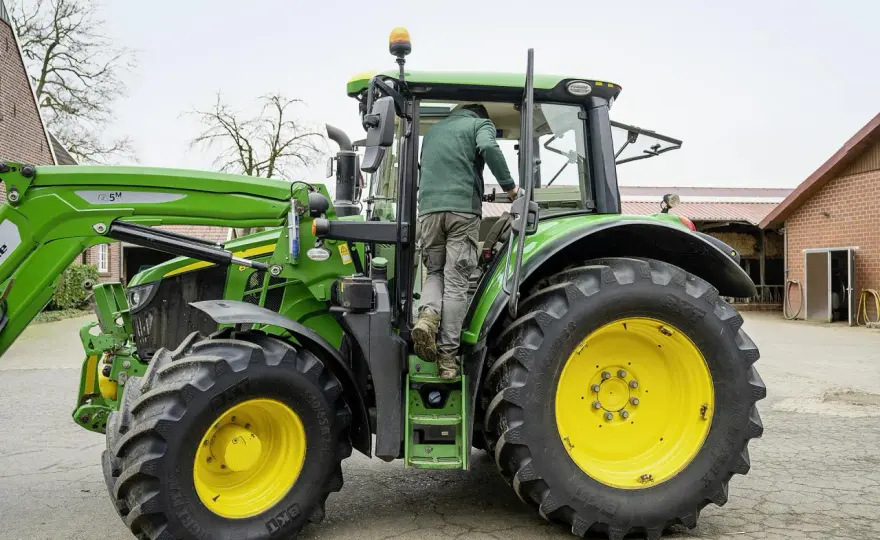 Ciągniki John Deere - Jak wybrać idealny model dla siebie?