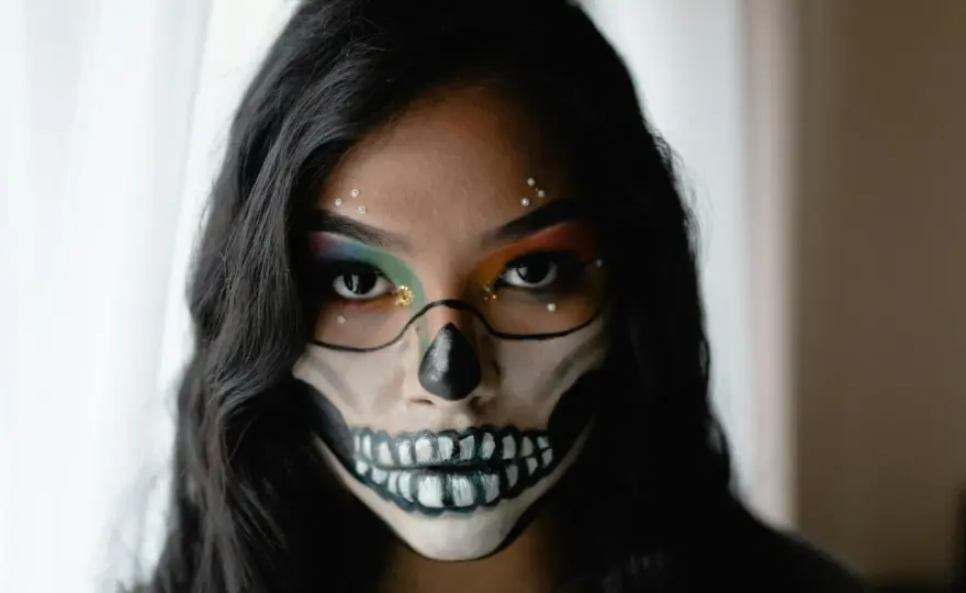 Prosty halloweenowy makijaż - Jak uzyskać świetny efekt w 15 minut?