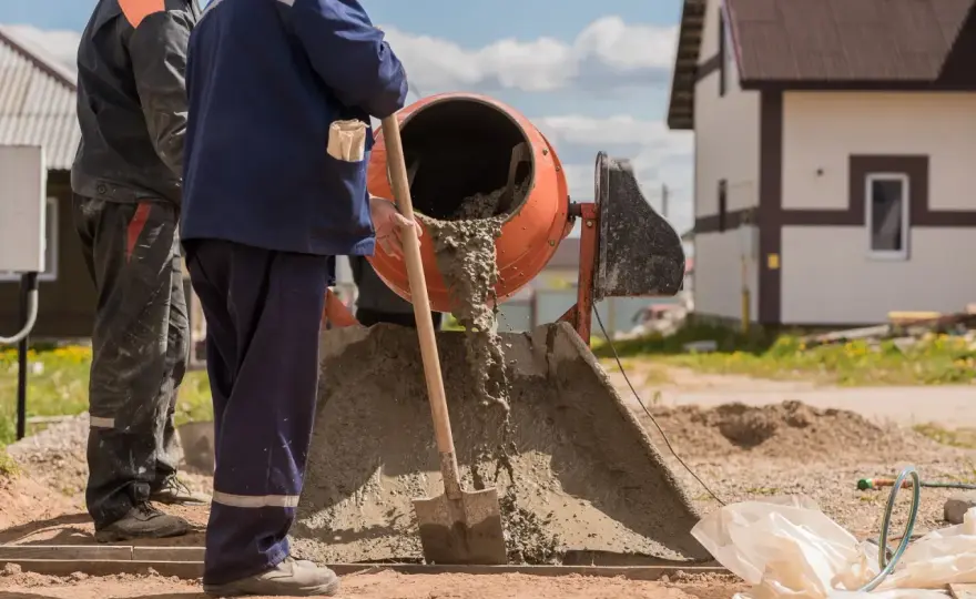 Ile cementu na betoniarkę 200 litrów? Oblicz dokładnie potrzebne ilości