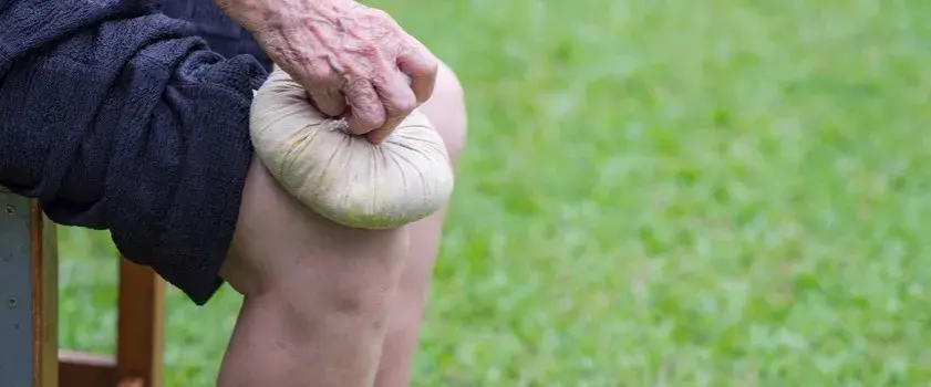 Ból kolan: Domowe sposoby, ćwiczenia i kiedy iść do lekarza?