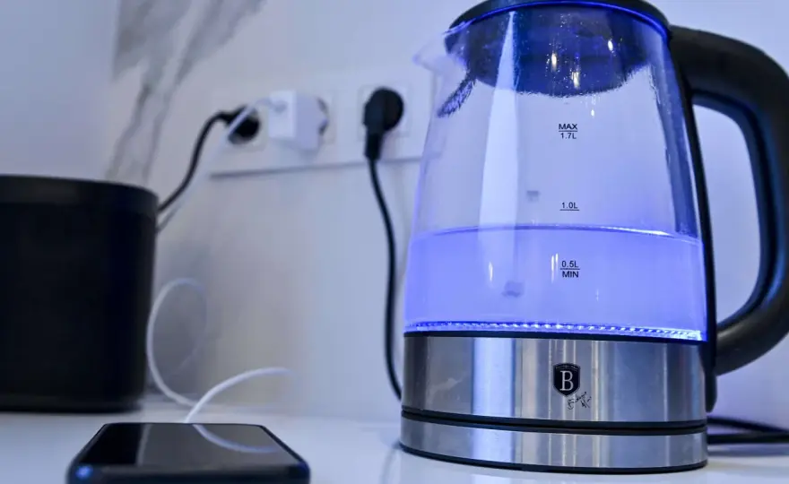 Wasserkocher mit Backpulver entkalken - so klappt es