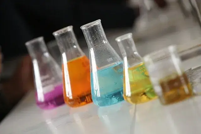 Do czego służy kolba okrągłodenna? Odkryj jej kluczowe zastosowania w chemii