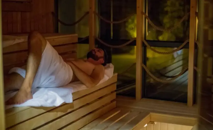 Sauna w hotelu: Jak korzystać poprawnie i czuć się pewnie?