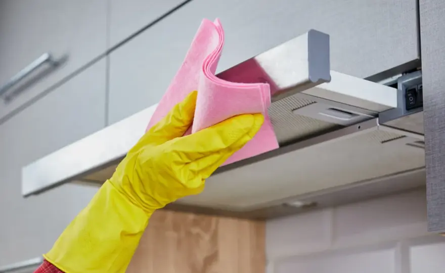 Skuteczne czyszczenie filtra aluminiowego w okapie: 4 sprawdzone metody