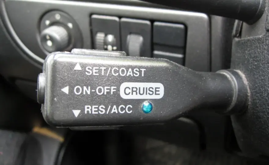 Cruise w aucie - Co to znaczy? Tempomat, ACC i kiedy go używać