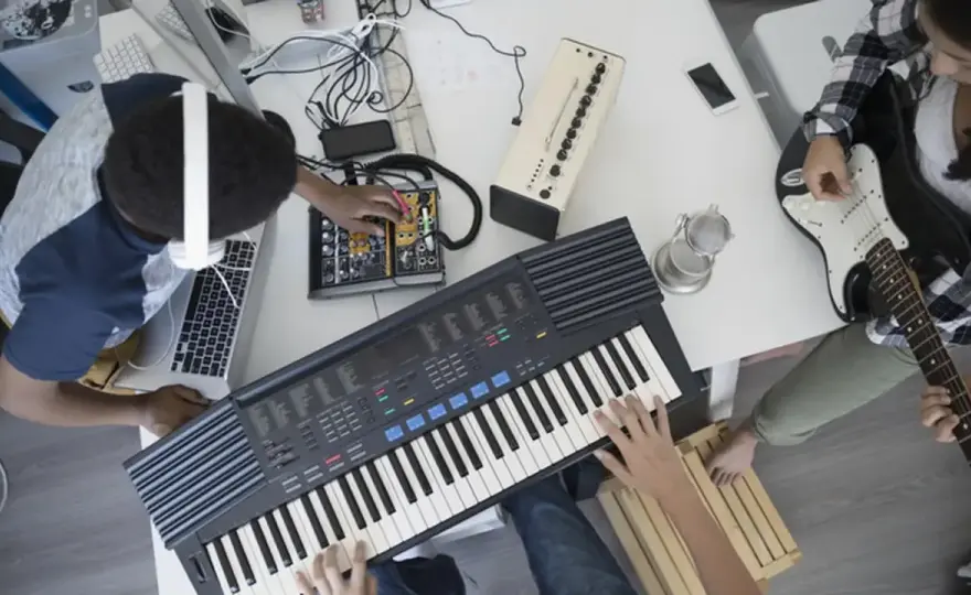Syntezator, keyboard, instrument elektroniczny - jak mówić?