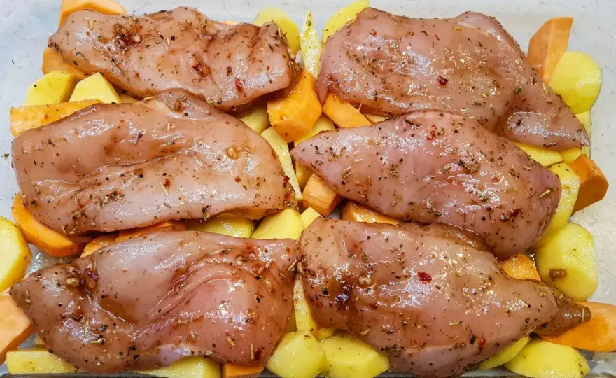 Ile piec filety z kurczaka w piekarniku, aby były soczyste?
