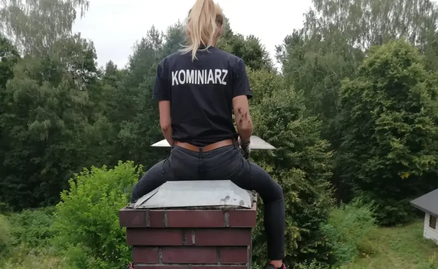 Ile zarabia kominiarz? Przekonaj się, co wpływa na wynagrodzenie