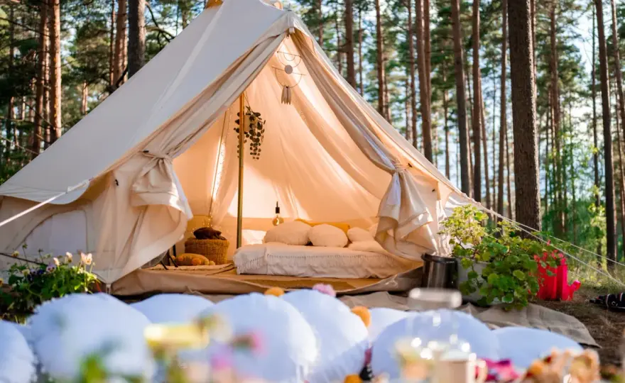 Glamping - jak wybrać nocleg? Ceny, typy i na co uważać!