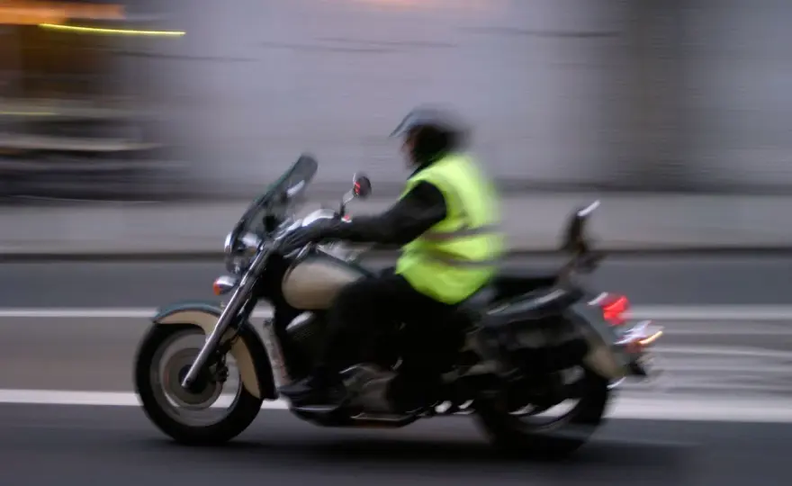 ¿Es obligatorio el chaleco reflectante en la moto?