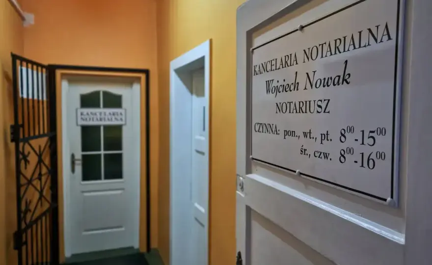 Ile zarabia notariusz? Prawda o dochodach i drodze do zawodu