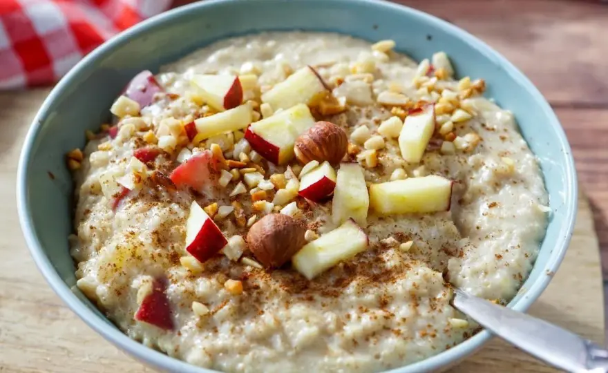 Porridge kalt essen - So wird dein Haferbrei perfekt cremig!