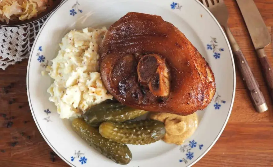 Golonka gotowana i pieczona - Przepis na idealną skórkę!
