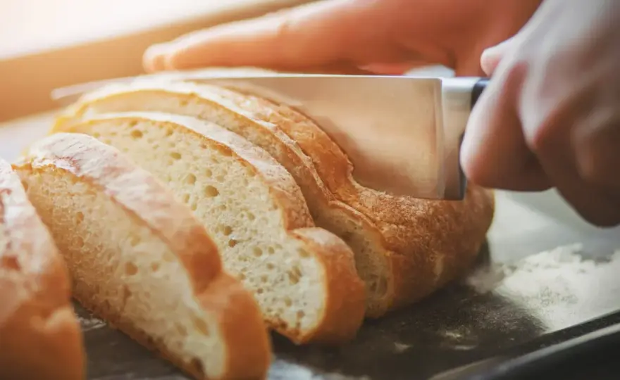 Jak odświeżyć chleb w piekarniku? Chrupiący i wilgotny!