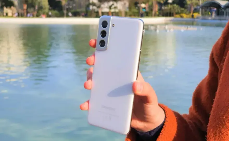 Samsung S21 recenzja: czy warto kupić ten smartfon? Zalety i wady