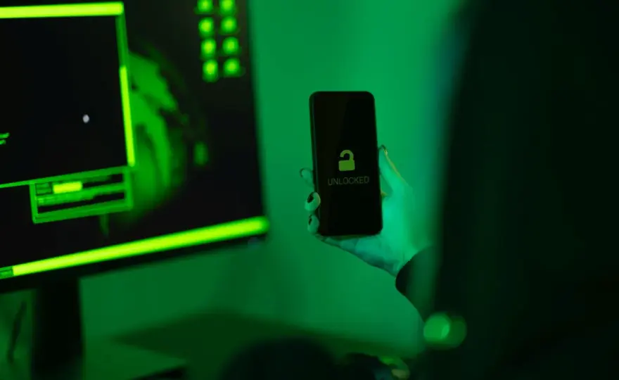 7 skutecznych sposobów jak ukryć telefon przed namierzeniem przez policję
