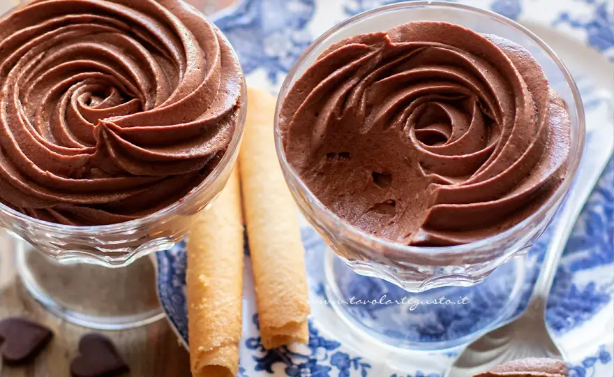 Mousse al cioccolato fondente, cremosa e ariosa