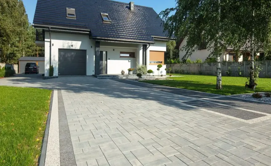 Ile kosztuje podjazd z kostki brukowej? Zobacz, co wpływa na cenę