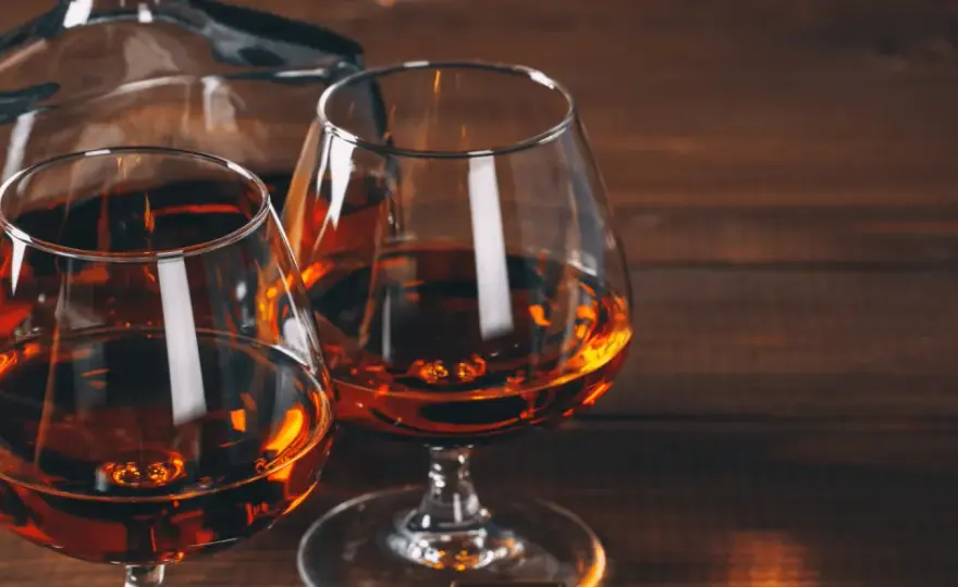 Koniak a brandy - Różnice, zastosowanie i wybór