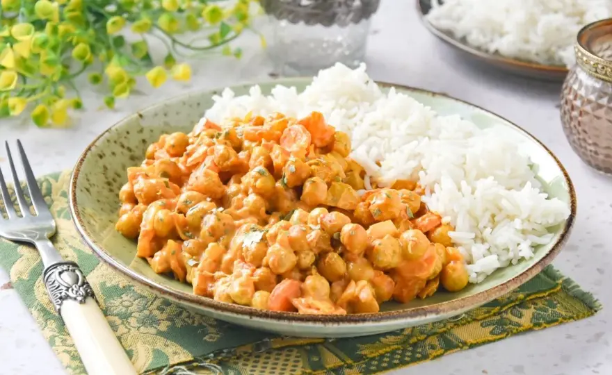 Arroz al curry fácil con pollo, verduras o garbanzos
