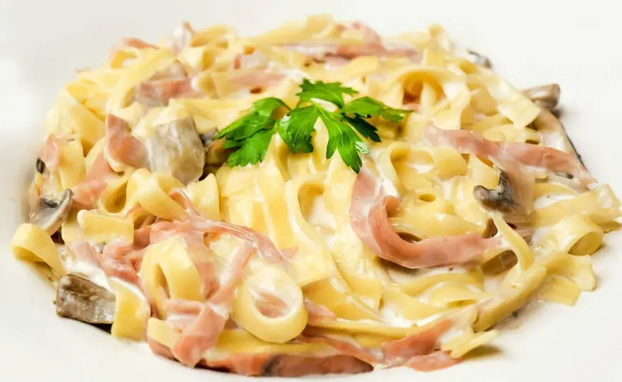 Makaron z mozzarellą - prosty przepis na kremowy obiad