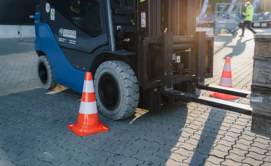 Gabelstapler sicher fahren - Regeln, Kontrolle und Lastaufnahme