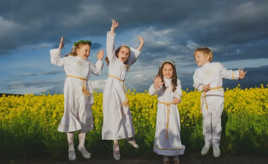 Ile kosztuje fotograf na komunię? Ceny, które zaskoczą rodziców
