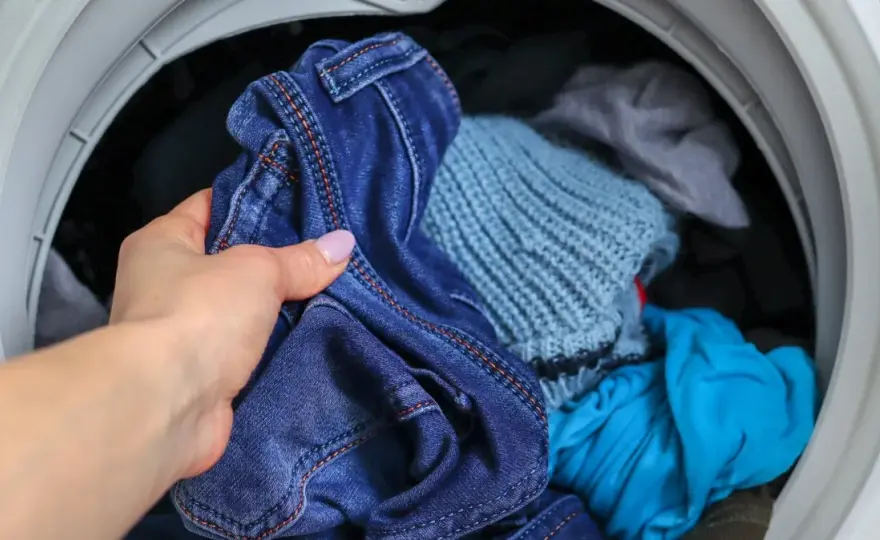 W jakiej temperaturze prać, aby nie zniszczyć ubrań i zaoszczędzić?